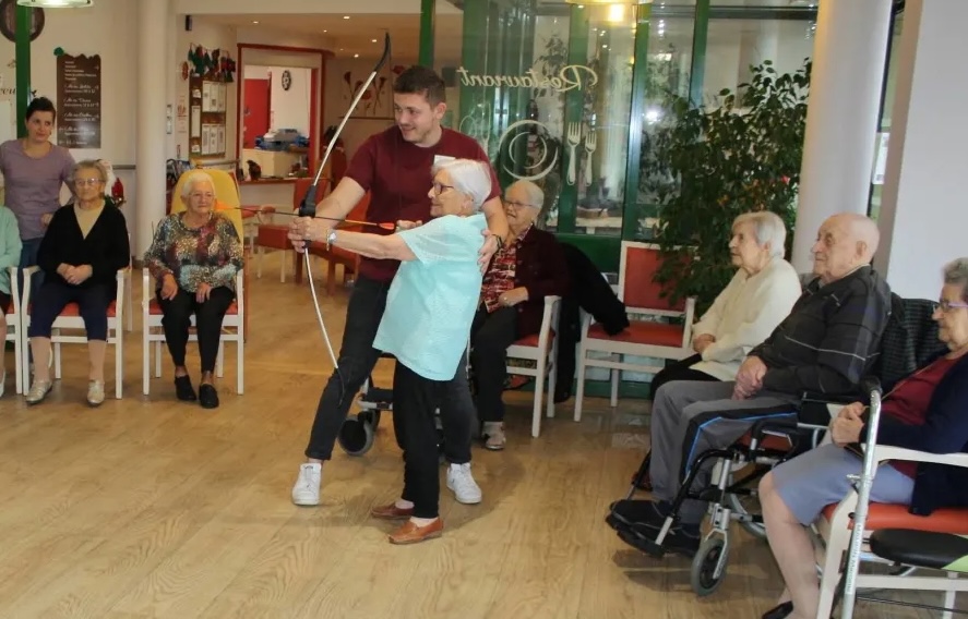 Résident senior en EHPAD participant à une séance d’APA pour prévenir les chutes