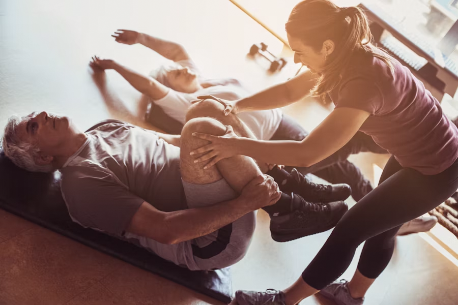 Enseignant APA encadrant un petit groupe lors d’une séance collective en établissement