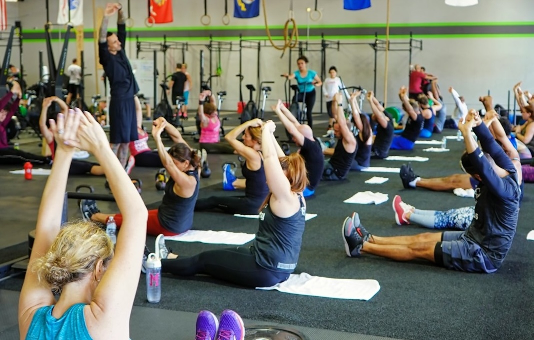 Séances d'étirements collectives mise en place par un enseignant APA et se déroulant dans une salle de sport