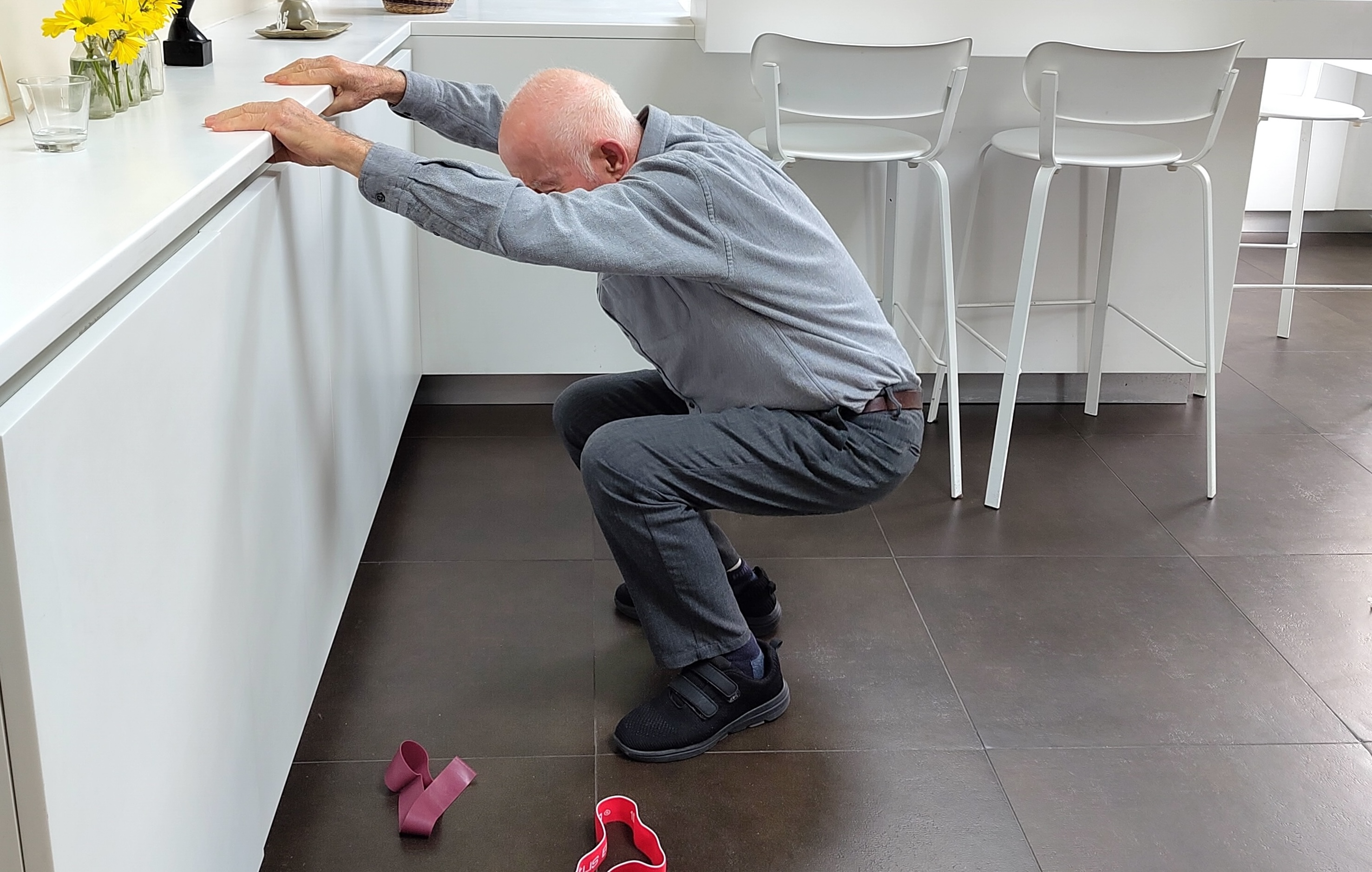 personne agée faisant un squat