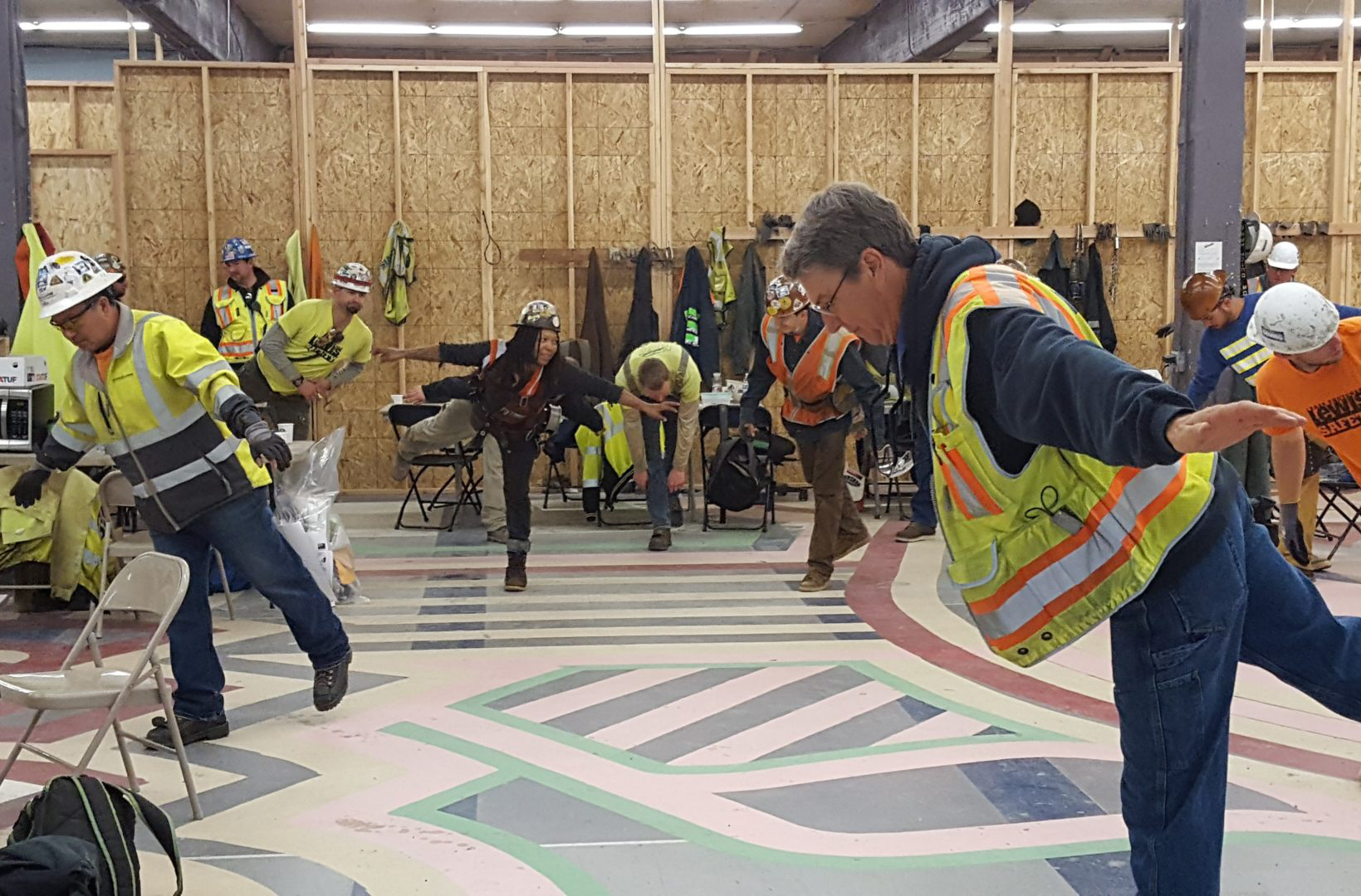 Salariés effectuant un échauffement physique avant la prise de poste pour prévenir les accidents du travail