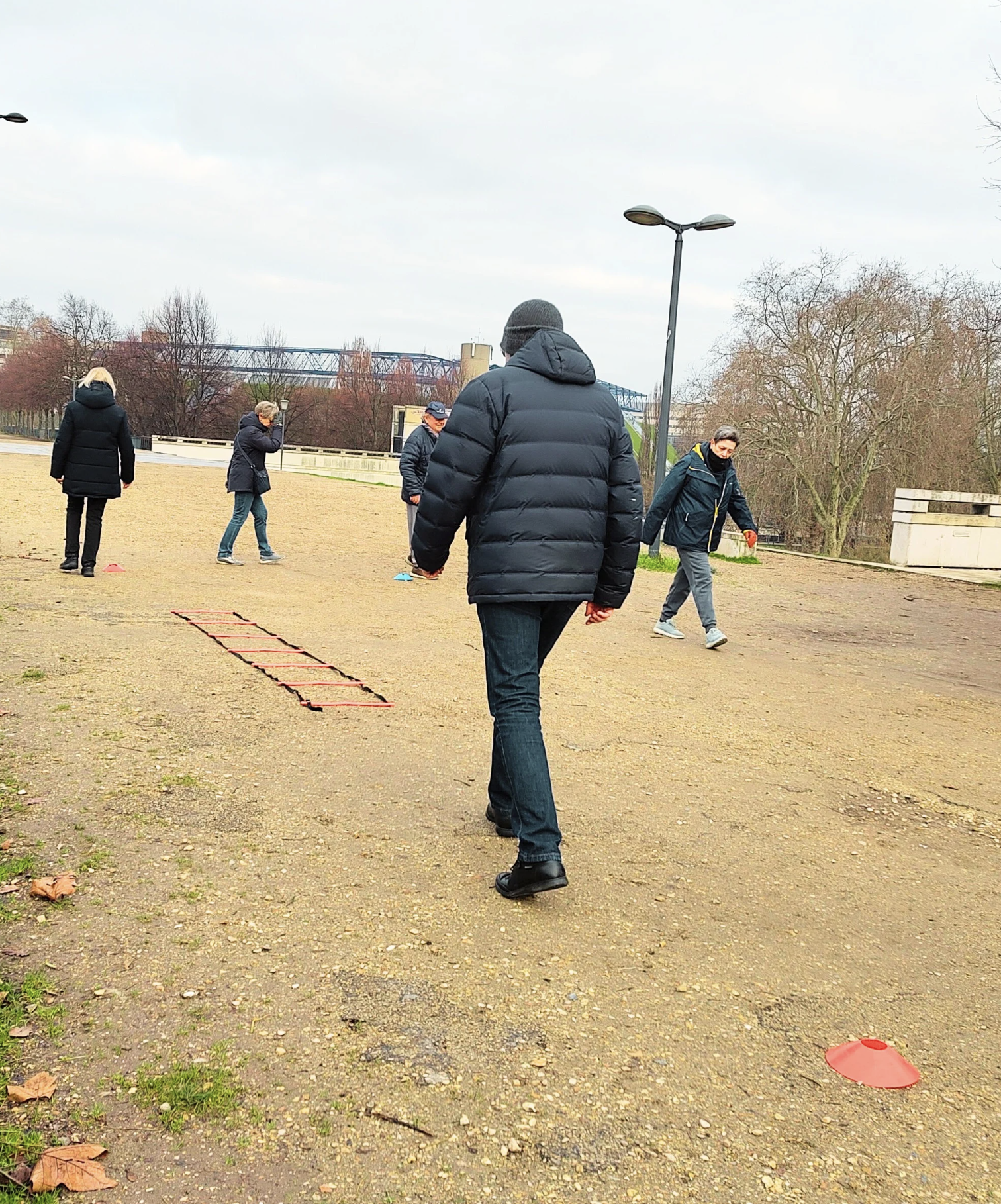 une groupe de personne font du sport dans la rue