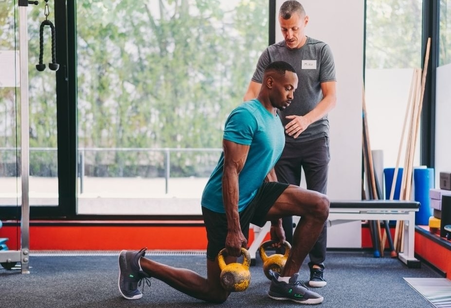 Exercice de renforcement doux dans le cadre du sport sur ordonnance à domicile