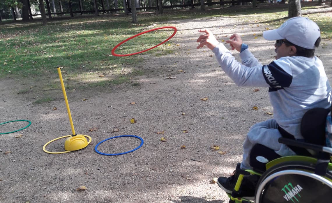 Un enfant handicapé faisant du sport avec un enseignant diplôme APA