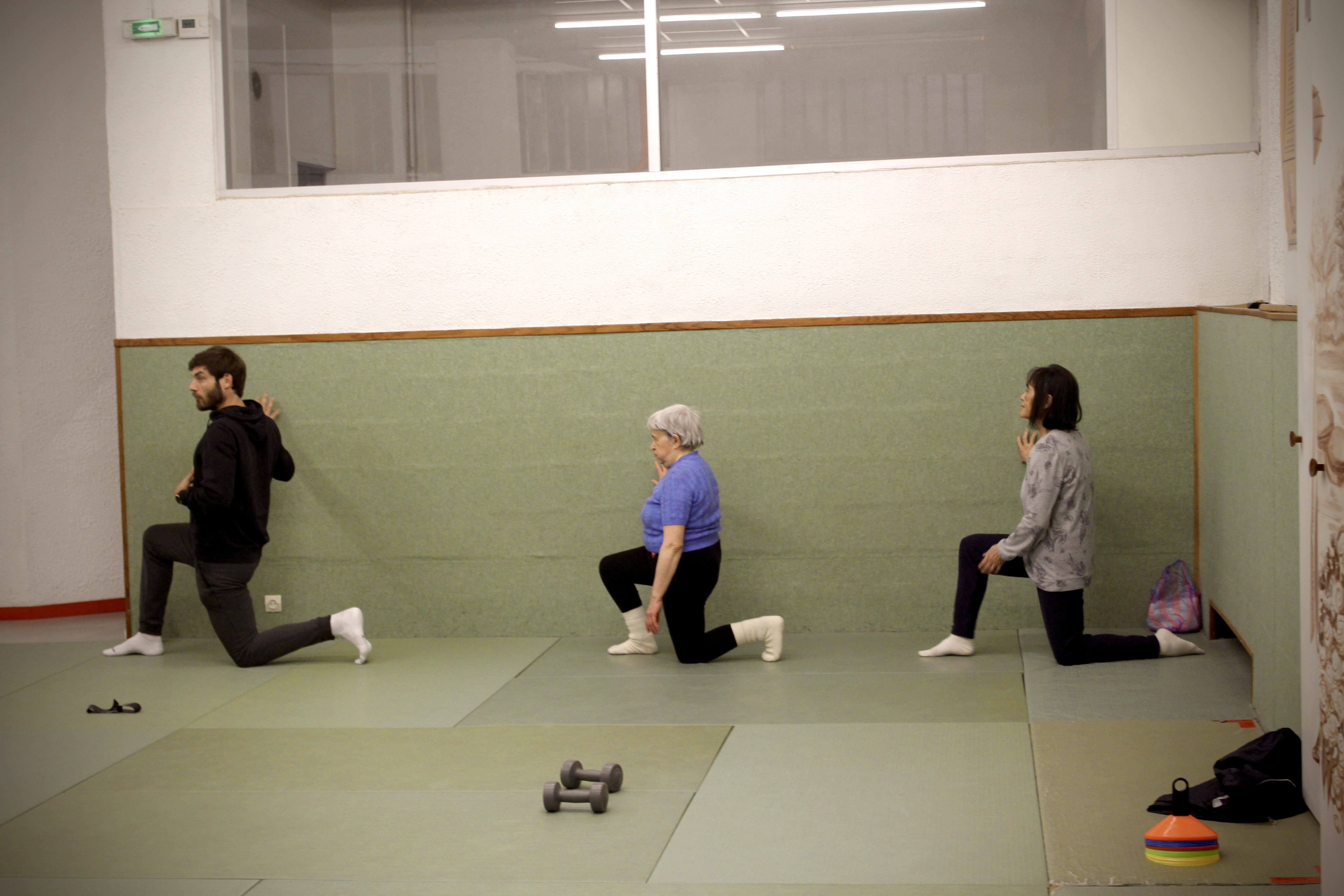 Trois personnes pratiquant une séance d’activité physique adaptée en groupe